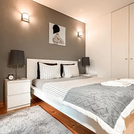 Almada Apartments 468